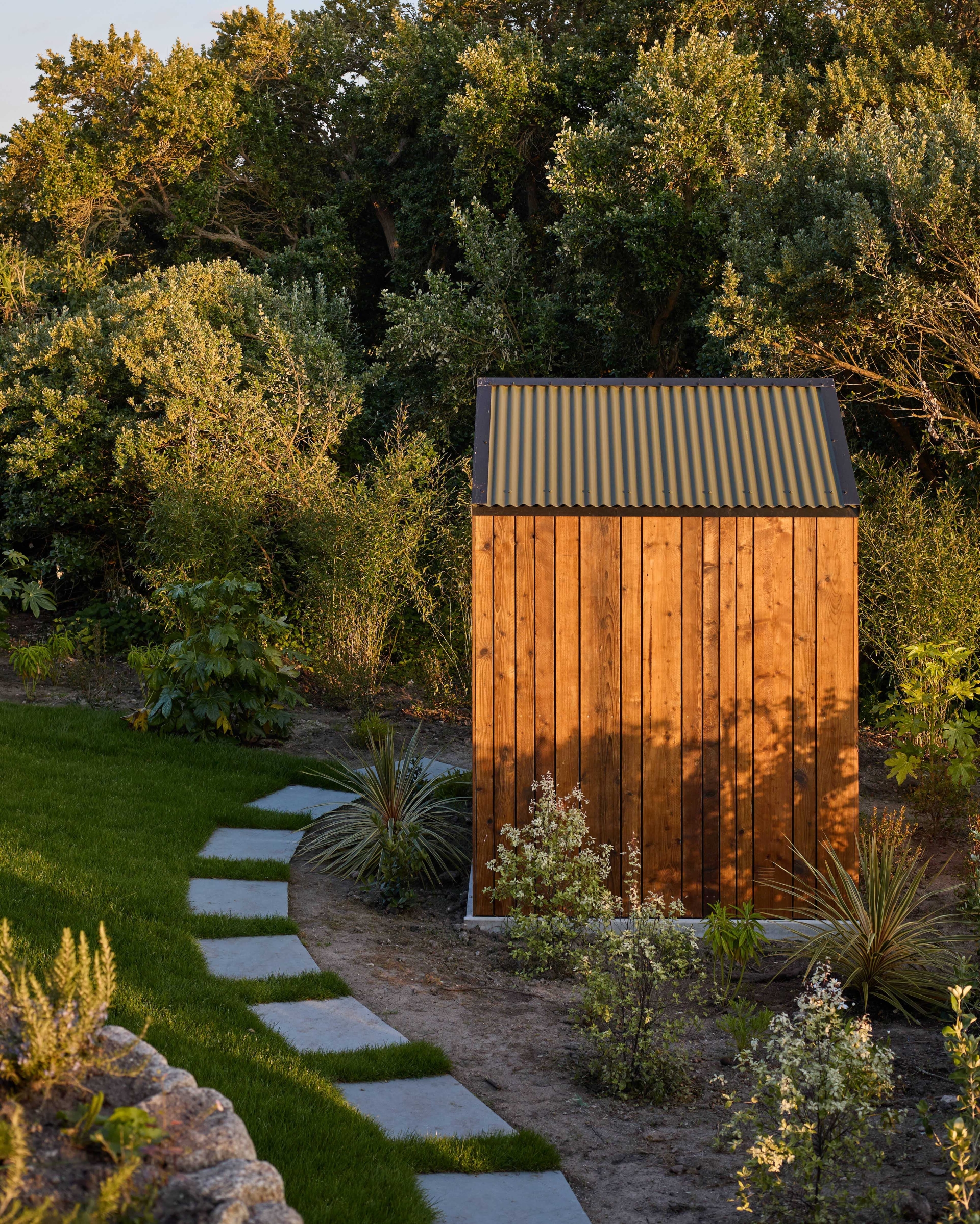 Dining terrace with stone wall and layered borders